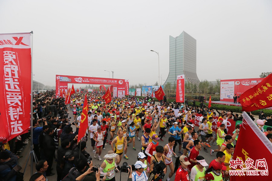 彩旗飄飄的起跑點。