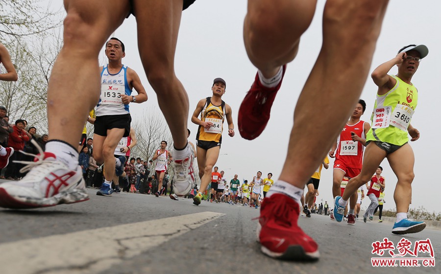 約五公里處，選手們已經(jīng)拉開了距離。