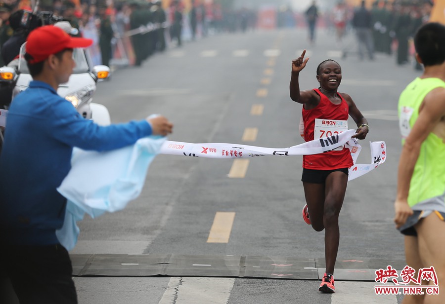 女子全程第一個沖過終點線的選手。