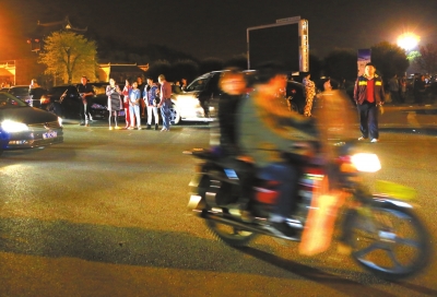 3月30日凌晨，地震發(fā)生后，秭歸縣城一些居民聚集到開闊的廣場(chǎng)上。新華社發(fā)