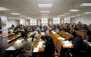 招考報考人數雙降