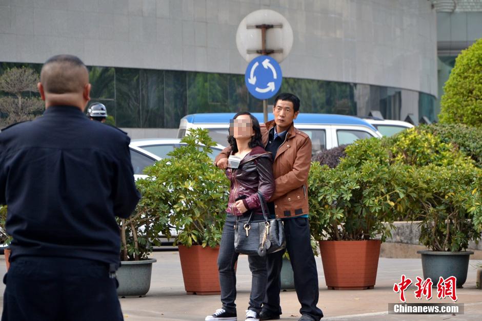 圖為劫持者與警方談判中。