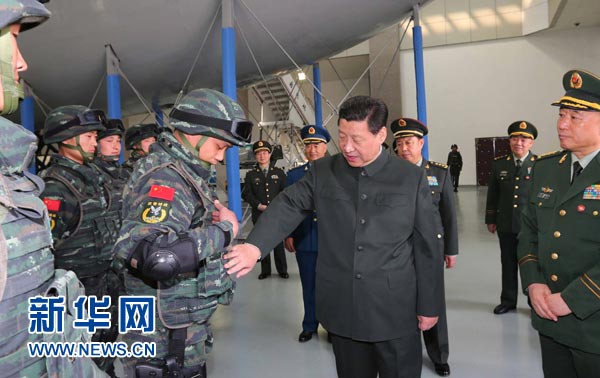 這是習(xí)近平同特戰(zhàn)隊(duì)員親切交談，詳細(xì)詢問他們的教學(xué)訓(xùn)練和生活情況。