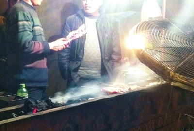 露天燒烤整夜煙熏火燎，路邊居民苦不堪言。