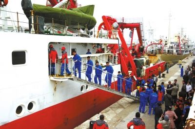  4月8日，“科學號”科學考察船從青島市中苑碼頭啟航，赴沖繩海槽區(qū)域進行科學考察。圖/CFP
