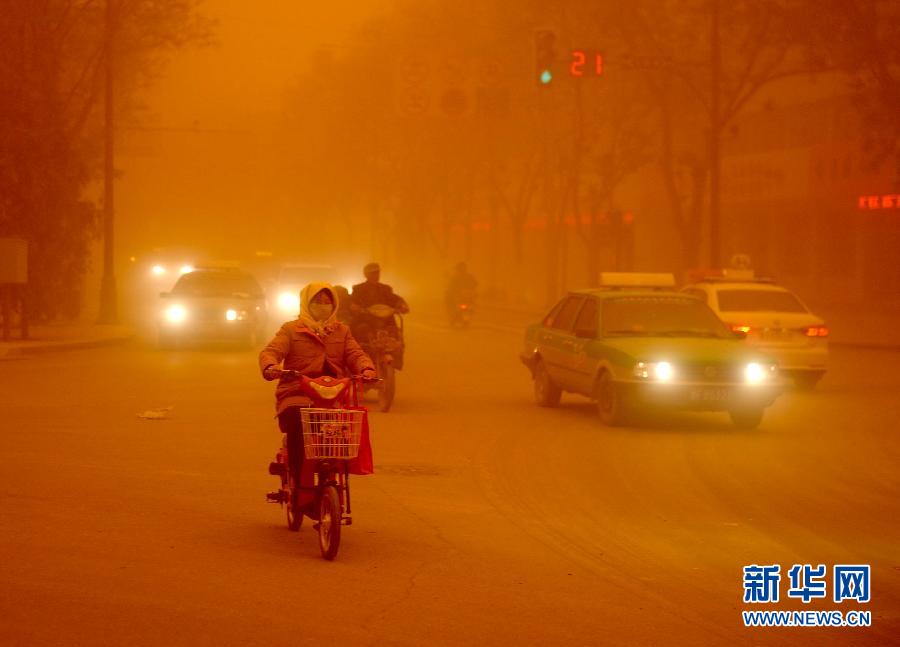 4月23日，沙塵暴中的敦煌街頭。