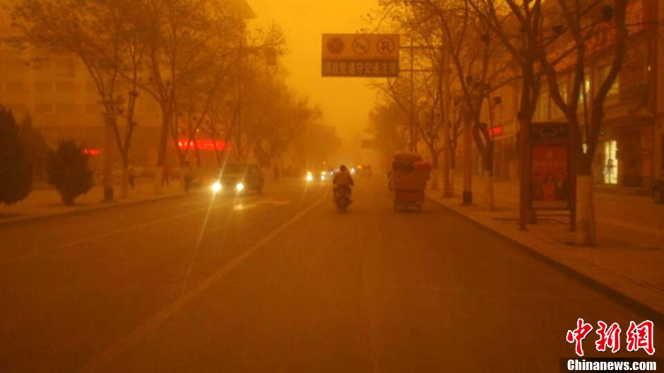 4月23日中午，甘肅酒泉多地出現(xiàn)強沙塵暴。