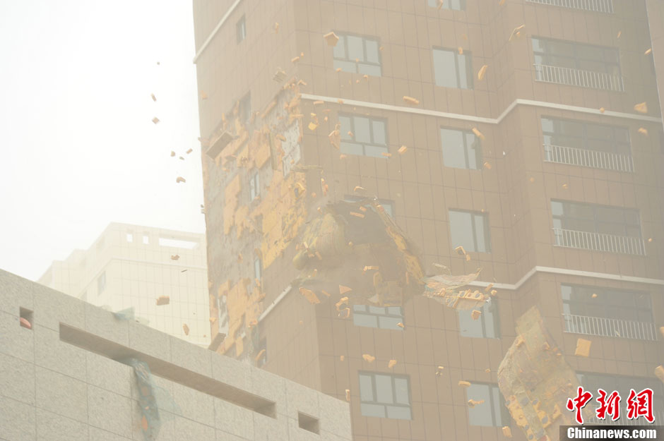 4月23日，受強冷空氣影響，新疆哈密出現(xiàn)出現(xiàn)強沙塵和降溫天氣，部分路段能見度不足50米