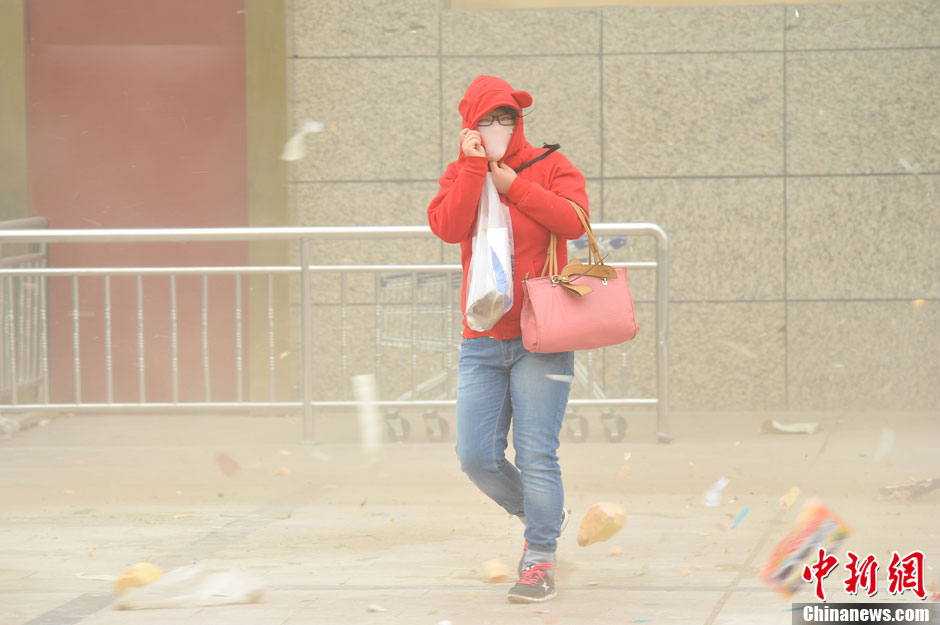 4月23日，受強冷空氣影響，新疆哈密出現(xiàn)出現(xiàn)強沙塵和降溫天氣