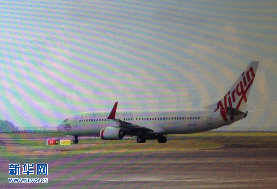 4月25日，迫降的澳大利亞維珍航空公司客機(jī)停在印度尼西亞巴厘島登巴薩機(jī)場（透過飛機(jī)舷窗拍攝）。