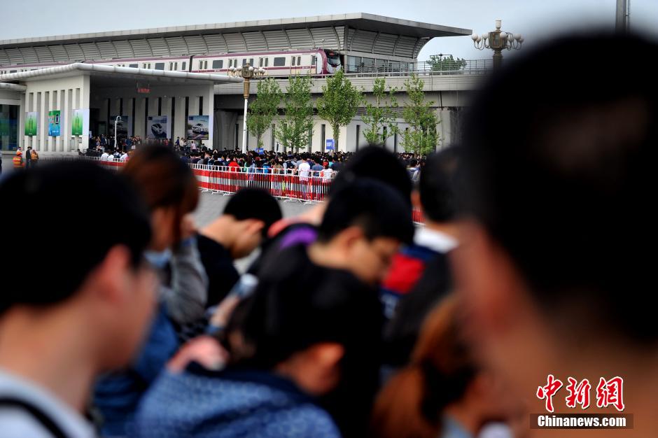 北京車展公眾日首個周末 地鐵國展站客流破紀(jì)錄