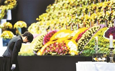 4月29日，韓國(guó)總統(tǒng)樸槿惠為“歲月”號(hào)沉沒(méi)客輪死難者默哀圖片/IC