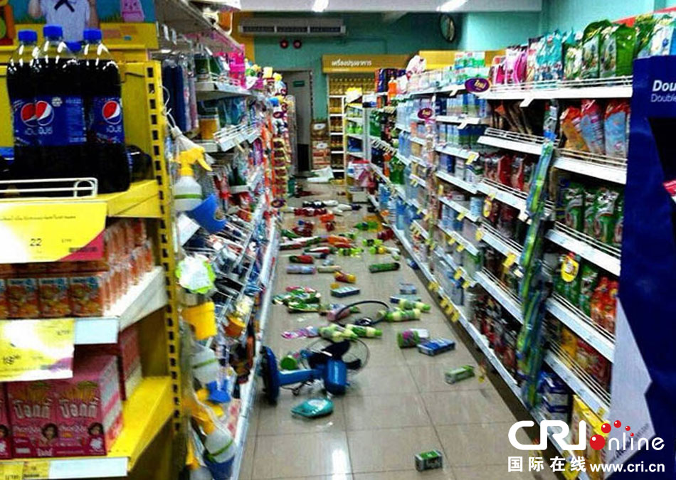 　當(dāng)?shù)貢r(shí)間2014年5月5日，泰國(guó)清萊，超市貨架上的商品散落一地。
