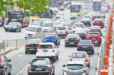 鄭州擁堵的車流中也會有一些黃標(biāo)車