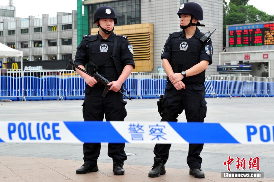 圖為廣州特警在案發(fā)現(xiàn)場戒備。