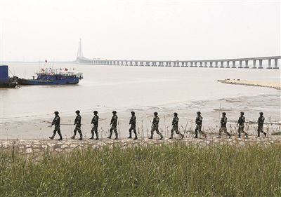 上海加強(qiáng)安保工作，警方在長(zhǎng)江沿岸巡邏