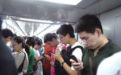 北京地鐵6號線,一名上班族利用乘車時間進(jìn)餐。京華時報(bào)記者陶冉攝