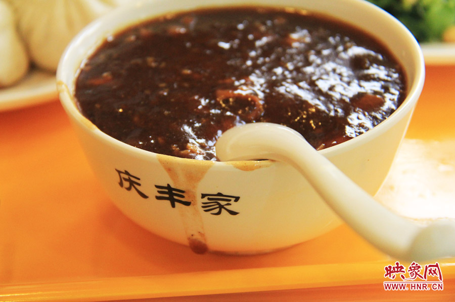 一碗炒肝,看上去也有滋有味。