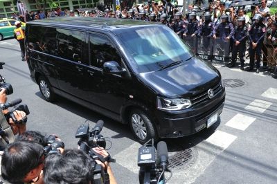 英拉向泰國軍方報到后被扣留。