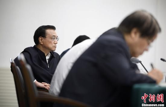 李克強(qiáng)在赤峰主持召開部分企業(yè)與金融機(jī)構(gòu)負(fù)責(zé)人座談會。