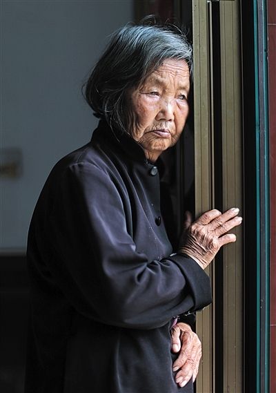 為了能“睡棺木”土葬，潘秀英四次喝農(nóng)藥自殺，后被搶救過(guò)來(lái)。