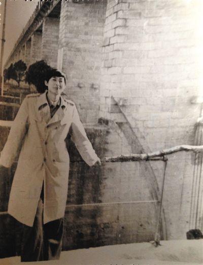 1995年，于英生在蚌埠淮河閘上留影。