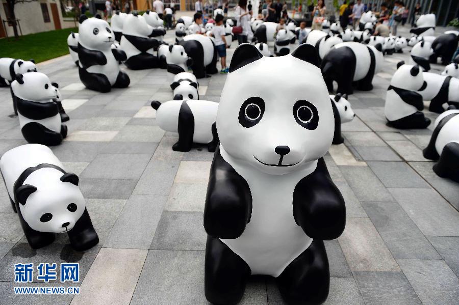 這是6月2日在上海靜安嘉里中心廣場拍攝的萌態(tài)百出的“熊貓”大軍。
