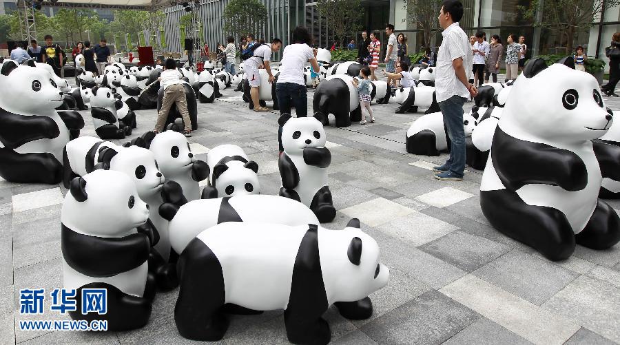6月2日在上海街頭拍攝的大熊貓模型。