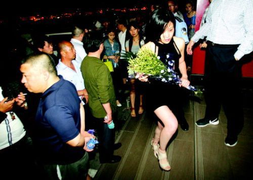 血案發(fā)生幾天來(lái)，很多招遠(yuǎn)市民自發(fā)送來(lái)鮮花，悼念逝者。本報(bào)記者趙金陽(yáng)見(jiàn)習(xí)記者呂奇攝