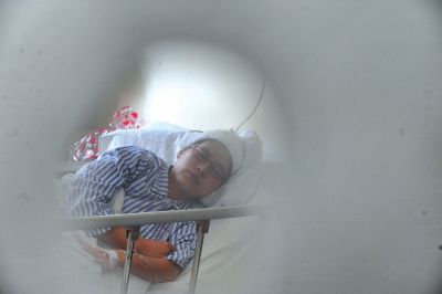 　6月3日，被打的值班醫(yī)生在病房接受治療。新華社發(fā)