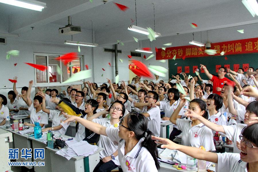  6月3日，河北省衡水市第二中學(xué)高三學(xué)生在教室里用扔紙飛機(jī)的方式舒緩心情。