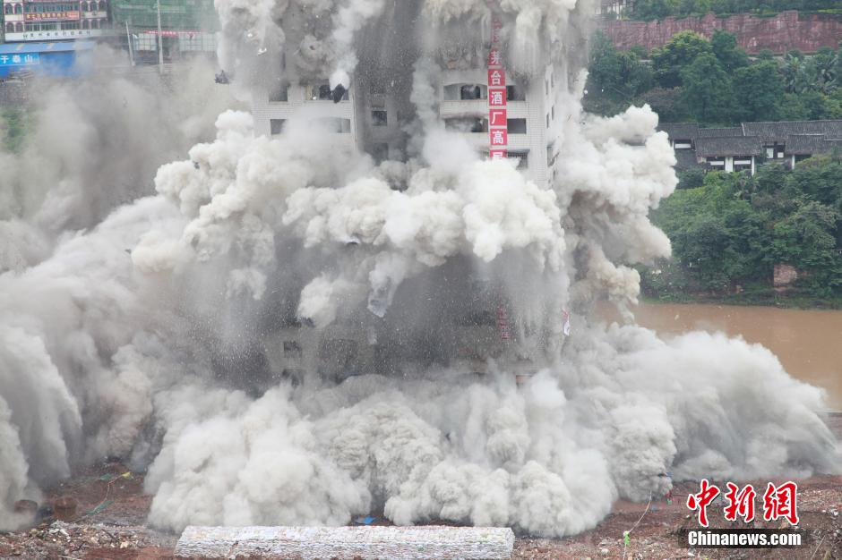6月6日13時(shí)，貴州仁懷茅臺(tái)大橋及鐘樓整體爆破成功。