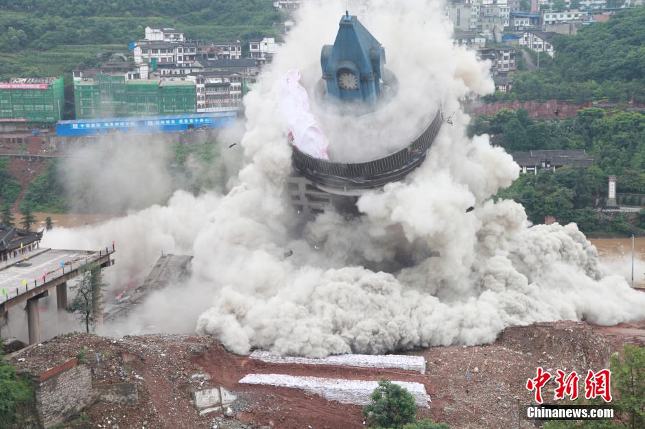 6月6日13時(shí)，貴州仁懷茅臺(tái)大橋及鐘樓整體爆破成功。