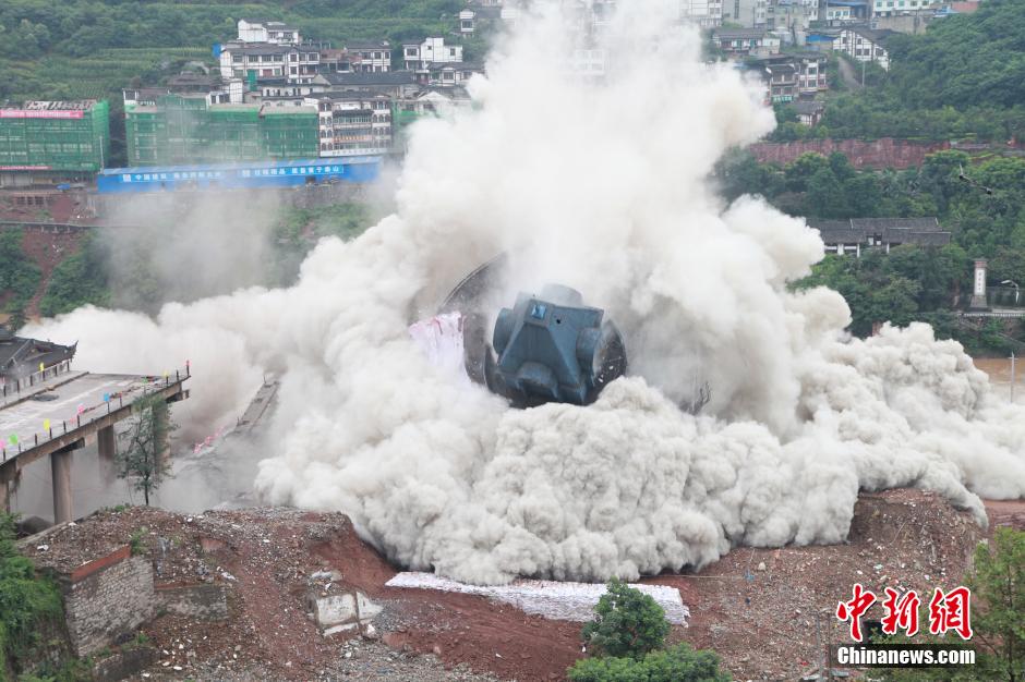 6月6日13時(shí)，貴州仁懷茅臺(tái)大橋及鐘樓整體爆破成功。