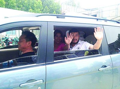 孫正龍和妻子、家人，揮手和醫(yī)護人員告別。張凌飛