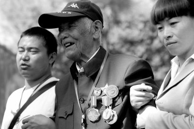 中國遠(yuǎn)征軍老兵來參加活動(dòng)。