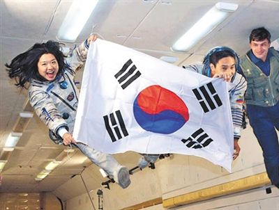 　2007年9月10日，李炤燕（左）在俄羅斯首都莫斯科接受零重力飛行訓練。