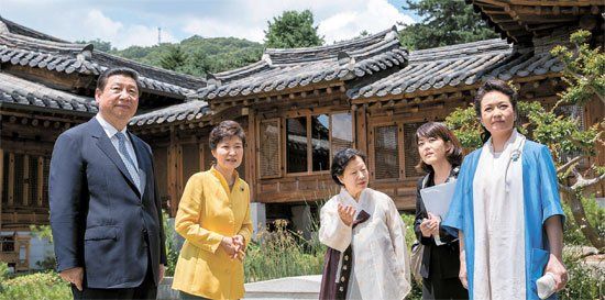 照片中左起分別是習(xí)近平、樸槿惠、家具博物館館長鄭美淑(音)、隨同翻譯、彭麗媛。