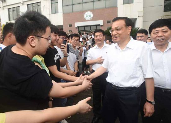 李克強與民眾握手 李克強與民眾握手