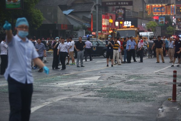 　圖為醫(yī)護人員到現(xiàn)場救援。