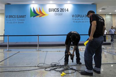 　13日，福塔萊薩的塞阿拉州會展中心，工作人員布置會場新聞發(fā)布廳。