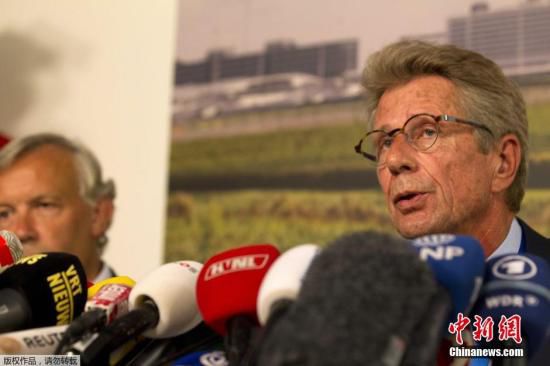 7月17日，在荷蘭阿姆斯特丹斯希普霍爾機(jī)場(chǎng)舉行的的新聞發(fā)布會(huì)上，馬航歐洲區(qū)負(fù)責(zé)人介紹情況。