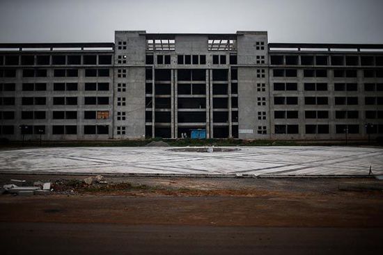 2014年7月11日，安徽省宿州市蕭縣，空置廢棄的縣政府新大樓。 澎湃新聞 楊一 圖