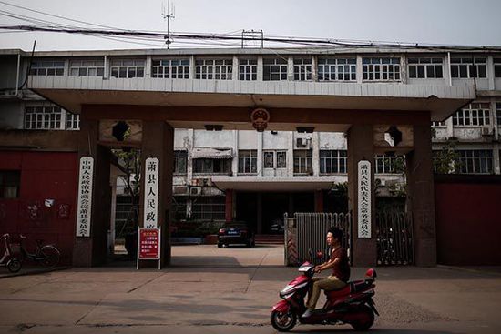 這是一座老城區(qū)的四層老式辦公樓。