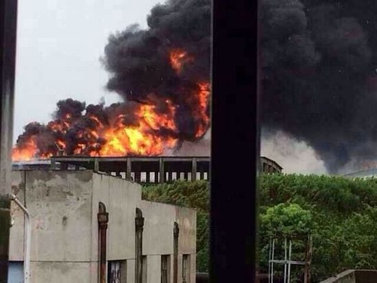 上海一石化倉儲區(qū)5500噸含硫污水調(diào)節(jié)罐突發(fā)燃燒