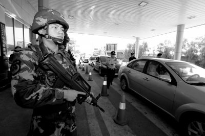 武警持槍警戒進(jìn)駐檢查站。