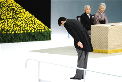 8月15日，日本東京舉行的“全國戰(zhàn)歿者追悼儀式”上，日本首相安倍晉三向戰(zhàn)歿者鞠躬致意。