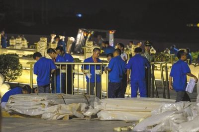 昨晚，工作人員正在為金水橋安裝金色護欄。京華時報記者潘之望攝