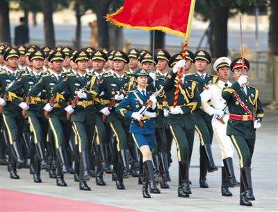 昨日，151人最大陣容的三軍儀仗隊(duì)，著新式禮賓服接受檢閱。這也是解放軍儀仗隊(duì)、軍樂團(tuán)新式禮賓服首次亮