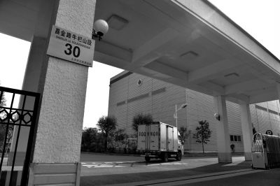 一輛貨車正駛進紅會備災倉庫。京華時報記者 趙思衡 攝